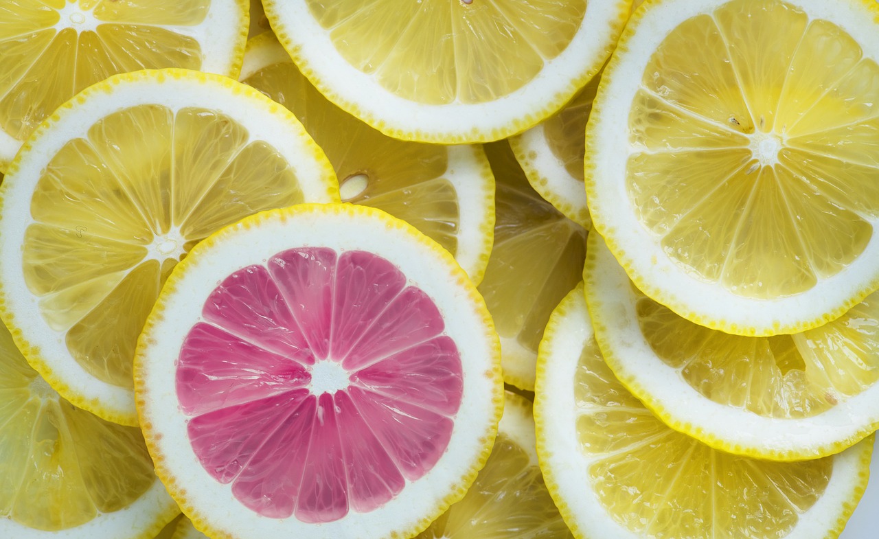 Yellow lemon slices and one pink grapefruit slice.